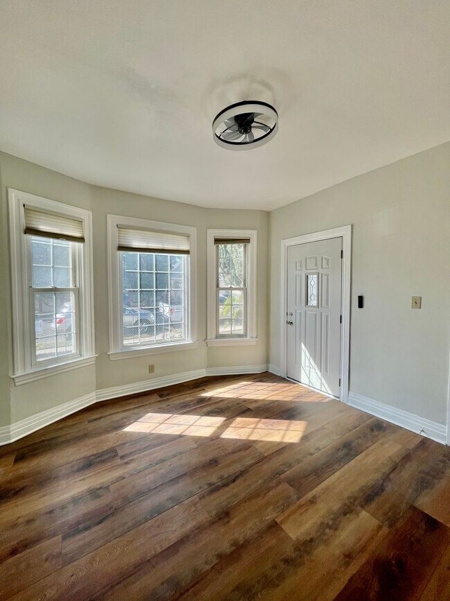 Building Photo - Renovated 3 Bed + 2 Bath Home in Los Angeles!