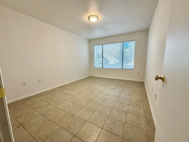 Building Photo - 5710 E Tropicana Ave