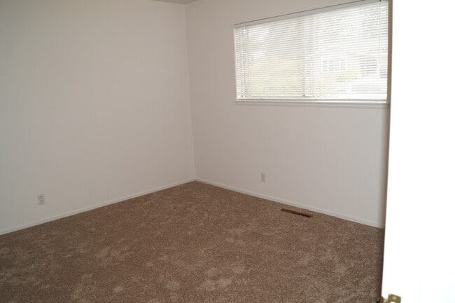 Building Photo - 1028 Sanders Dr