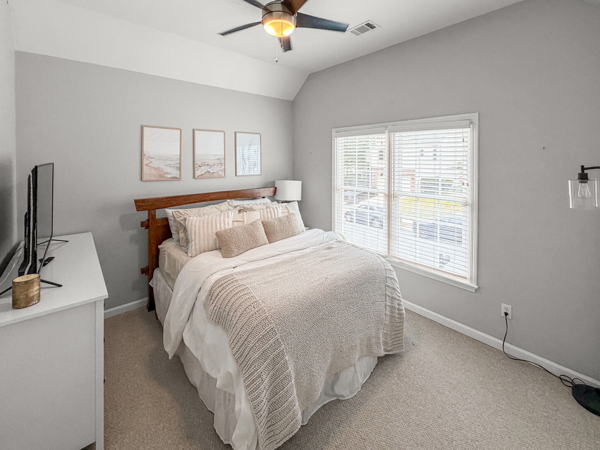 Building Photo - 1106 Glenrose Dr SE