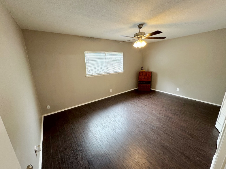 Building Photo - 8739 Glen Bluff