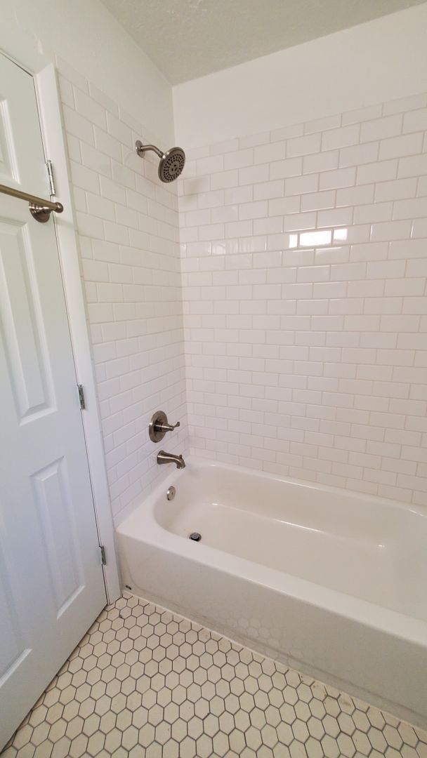 Building Photo - (2) Bed/(1) Bath Updated and Located just East of Campus Avail 8/11!