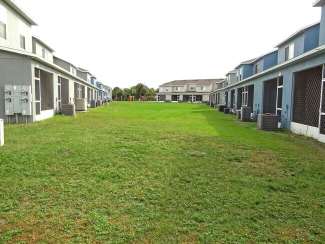 Building Photo - 3b / 2.5 bath  townhome in gated community