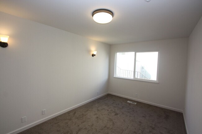 Building Photo - Outside Leasing - 10 Andorra Ct