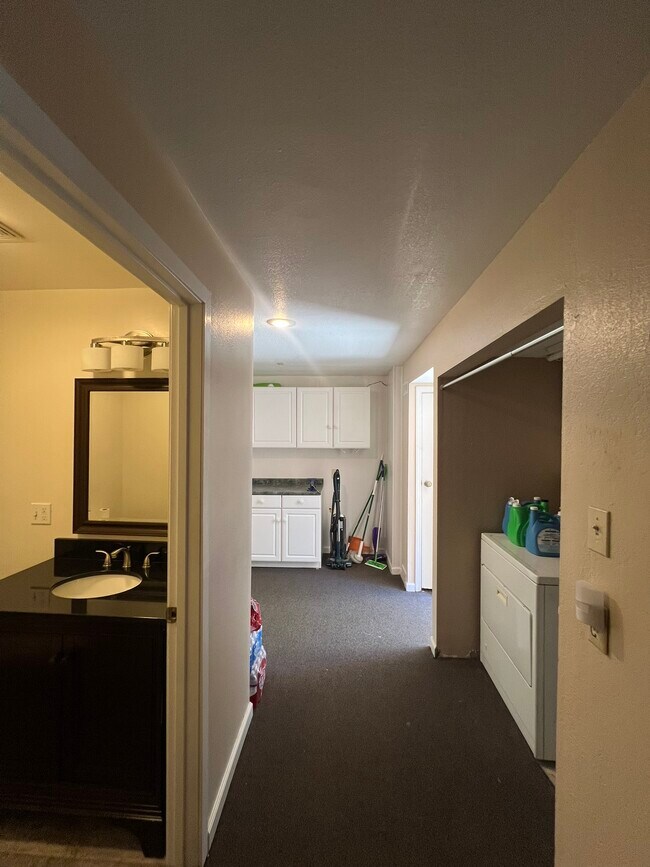 Building Photo - 933 Edgewood Cir