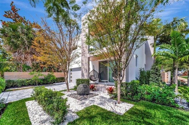 Building Photo - 544 N Victoria Park Rd