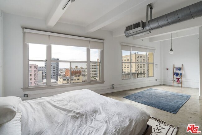 Building Photo - 814 S Spring St