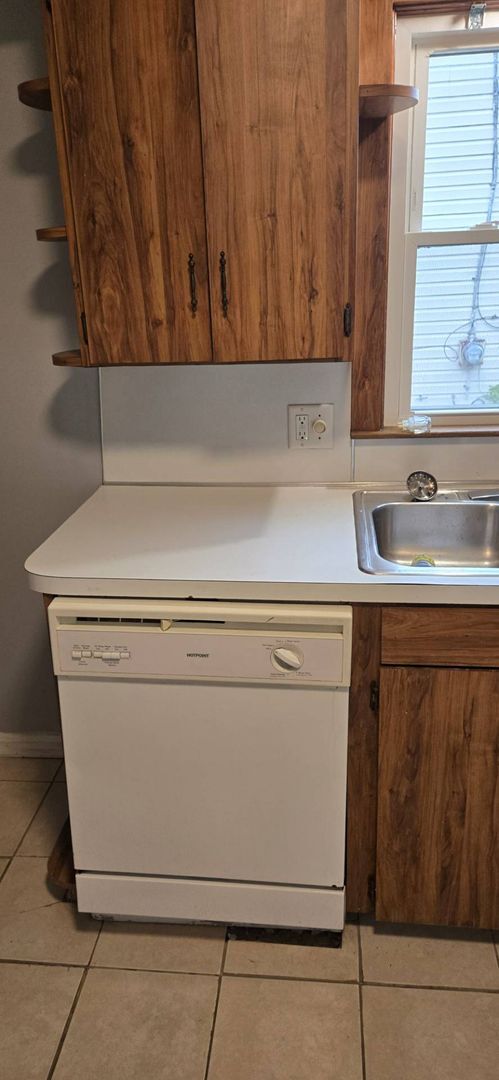 Building Photo - Charming 3 - Bedroom Property in Prime Location