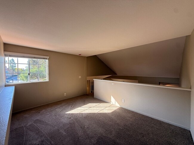 Building Photo - Bright 2BR/2BA Lofted Home with High Ceilings, Pool & 2 Parking Spaces in Clairemont!