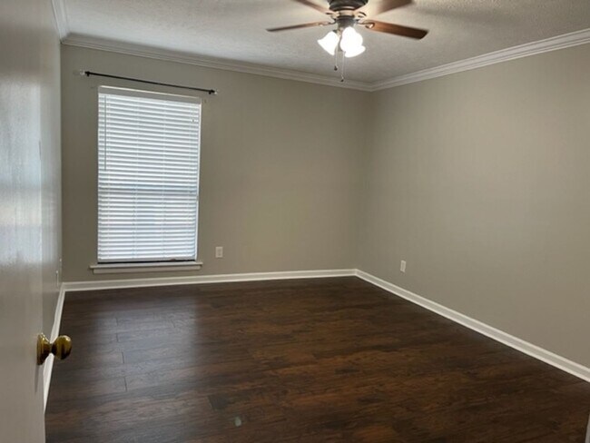 Building Photo - 1604 Queen Elizabeth Ct