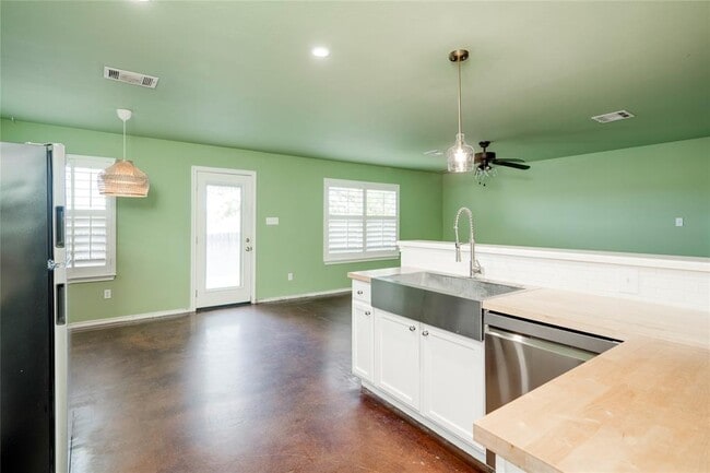 Building Photo - 18325 Maxa Dr