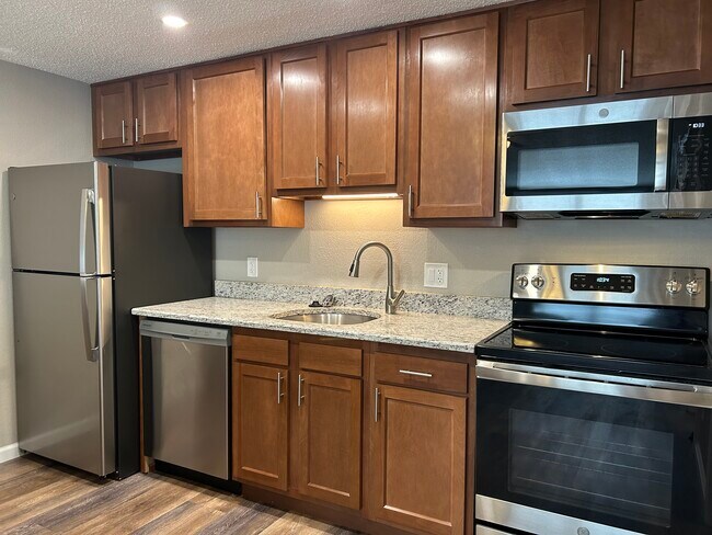 Building Photo - 121 Waterbury Ct