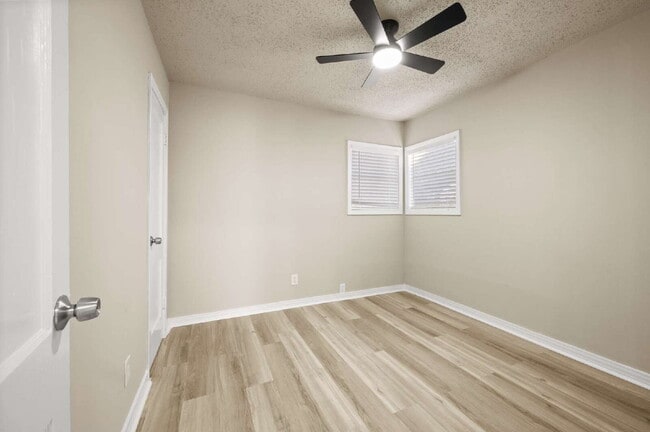 Building Photo - "Updated 4-Bedroom Gem in Fort Worth – Close to all things Ft Worth!"