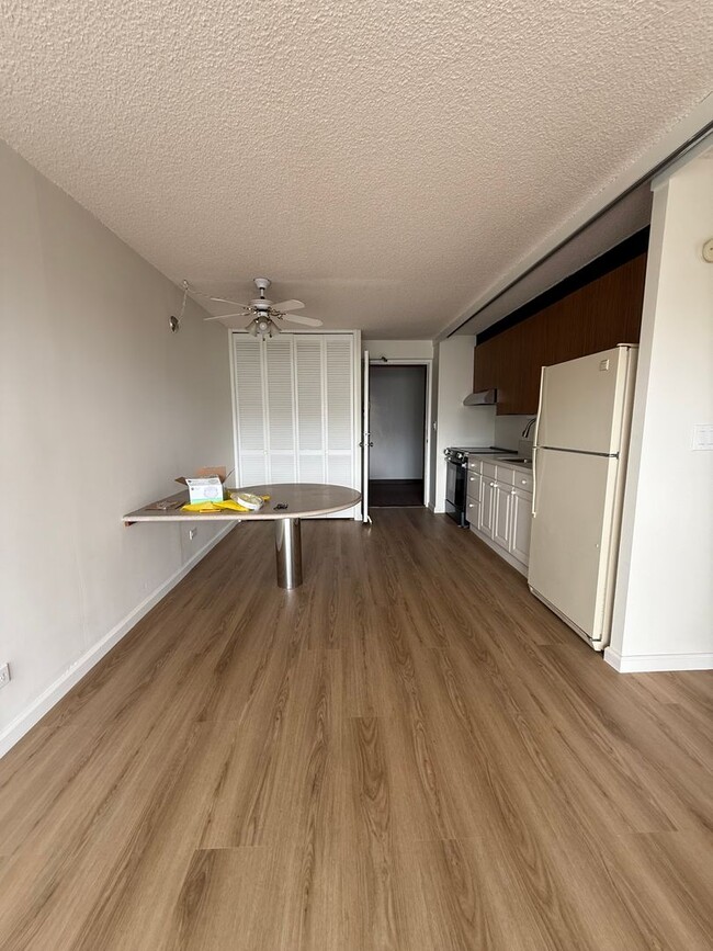 Building Photo - Renovated 1-bedroom unit available immedia...