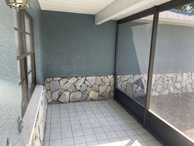 Building Photo - READY TO MOVE INTO 3/2/2 WITH IDEAL LOCATION!!!!