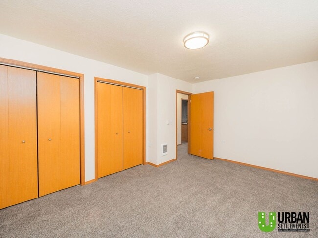 Building Photo - Spacious, clean, modern 4bd/2bth