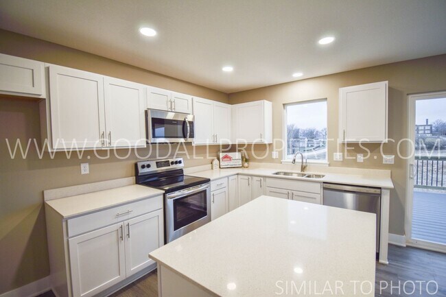 Building Photo - Wonderful 5 bedroom, 3.5 bath with a finis...