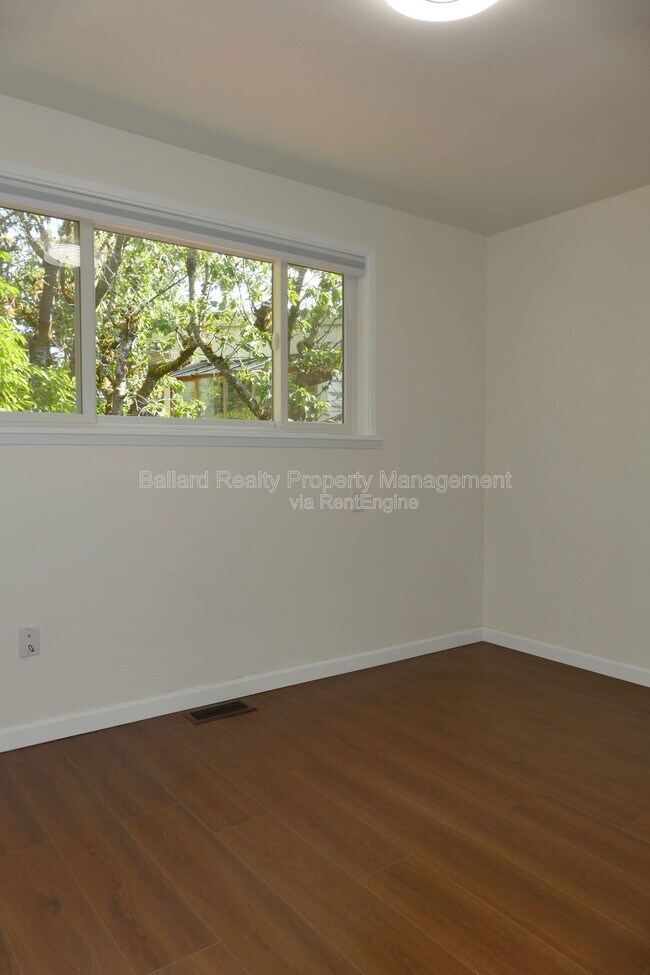 Building Photo - 2127 N 160th St