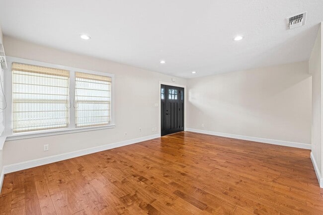 Building Photo - 25 W Central Ave