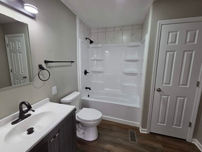 Building Photo - 1674 Ridgeview Ct