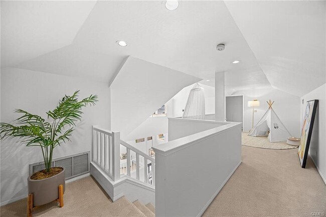 Building Photo - 673 S Mentor Ave