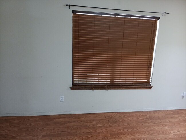 Building Photo - 3 Bedroom, 2 Bathroom Home! Schedule a Showing!