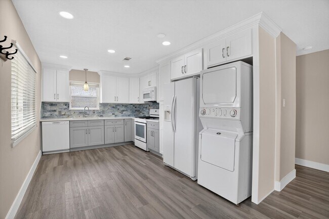 Building Photo - 505 Pompano St