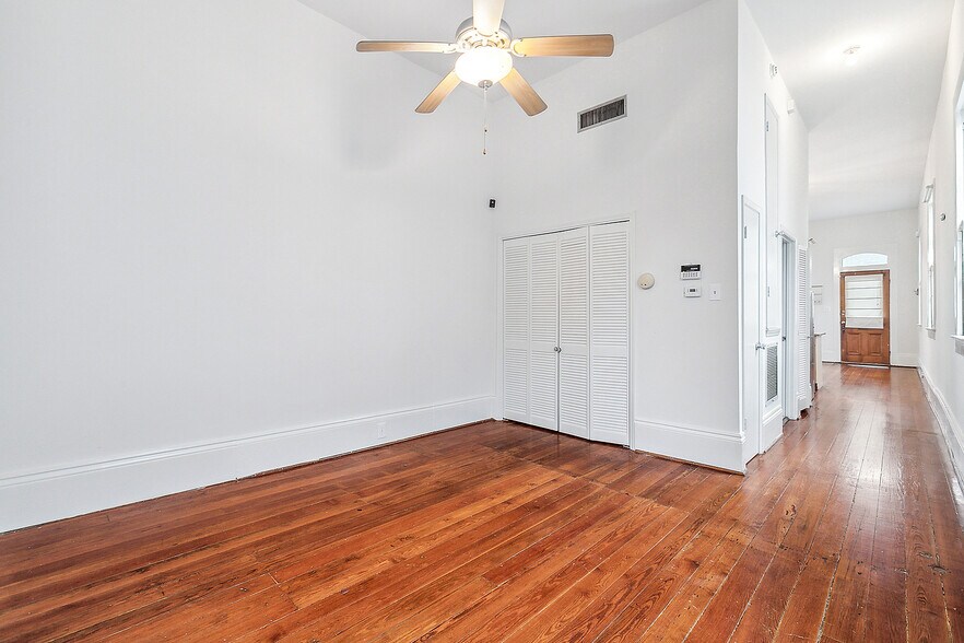 Building Photo - 6072 Annunciation St