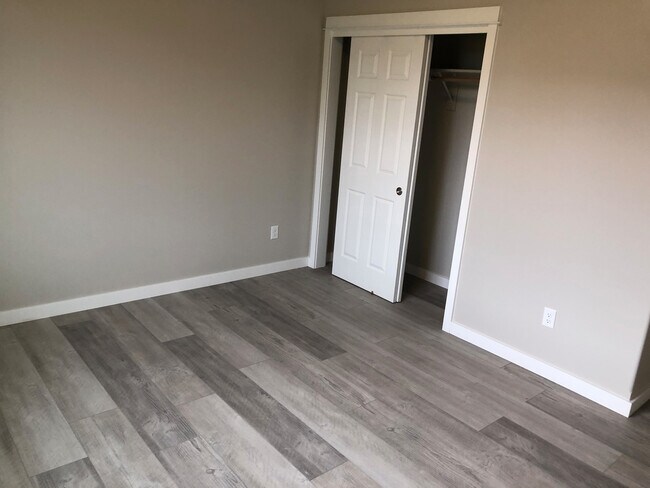 Building Photo - Modern Townhome with Heated Garage