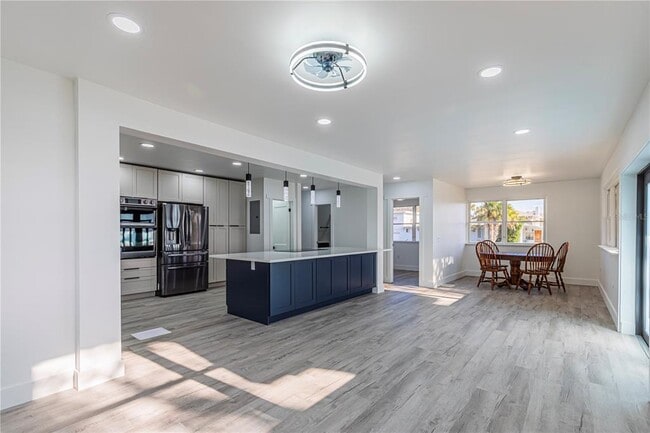 Building Photo - 2061 S Peninsula Dr