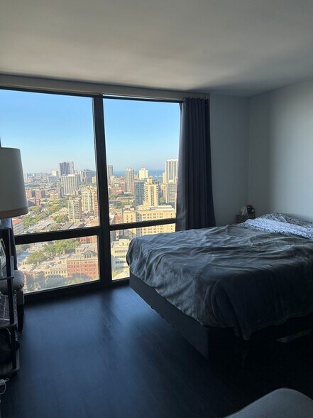 Building Photo - 2650 N Lakeview Ave