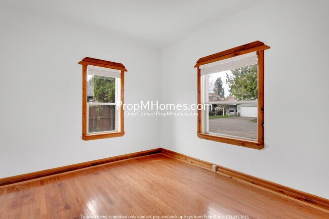 Building Photo - Updated Cottage in Gladstone!