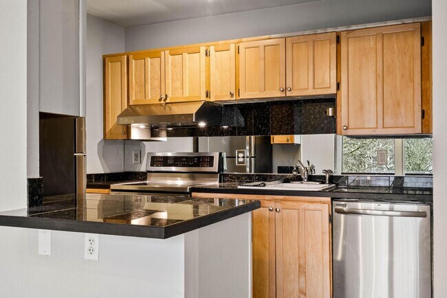 Building Photo - Spacious 1-bdrm/1-bath condo in quiet neighborhood. Balcony, 2 parking spaces, fireplace, hot tub...