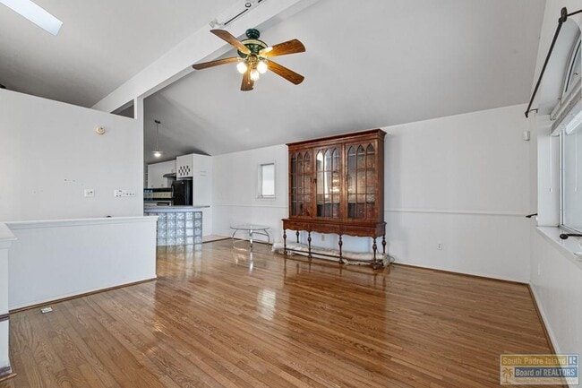 Building Photo - 813 N Shore Dr