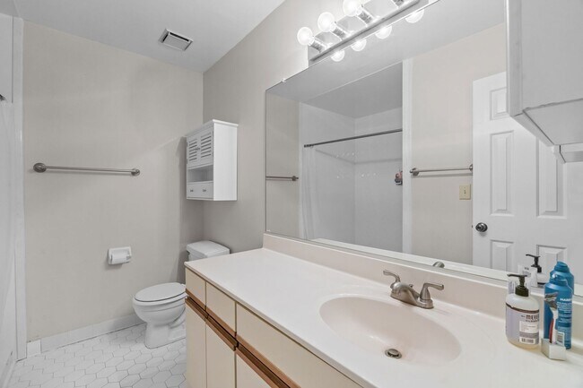 Building Photo - Beautiful Condo-Style Living in Virginia Beach