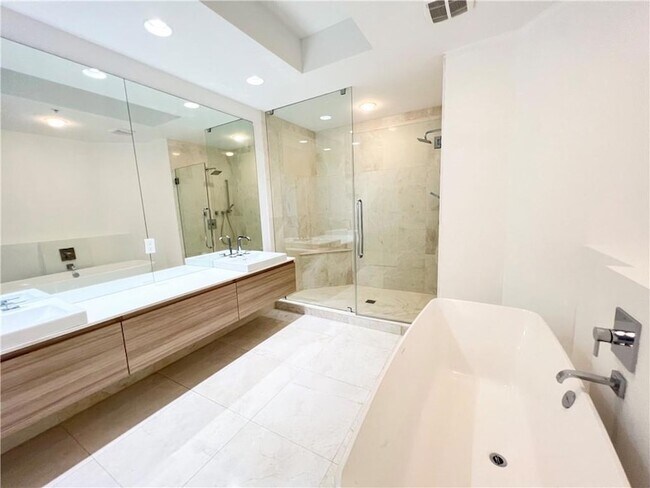 Building Photo - 17301 Biscayne Blvd