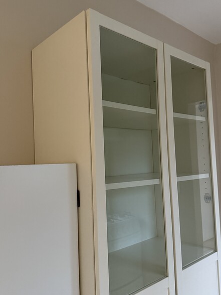 cupboard space in kitchen - 17526 Horace St