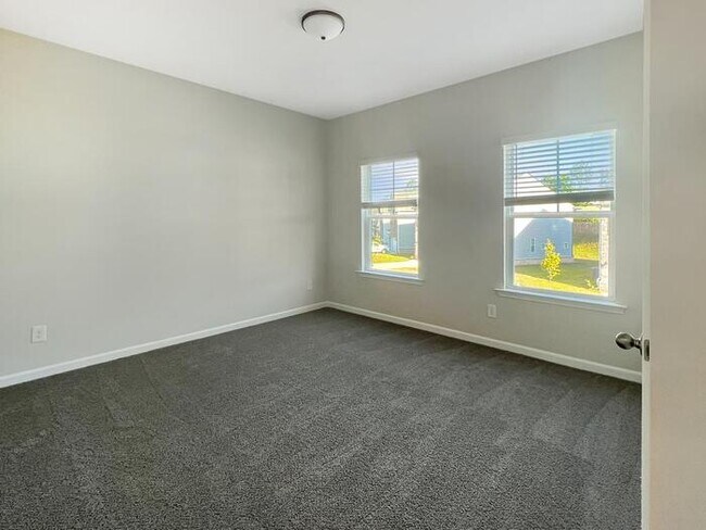 Building Photo - House 4 Beds 3.5 Baths