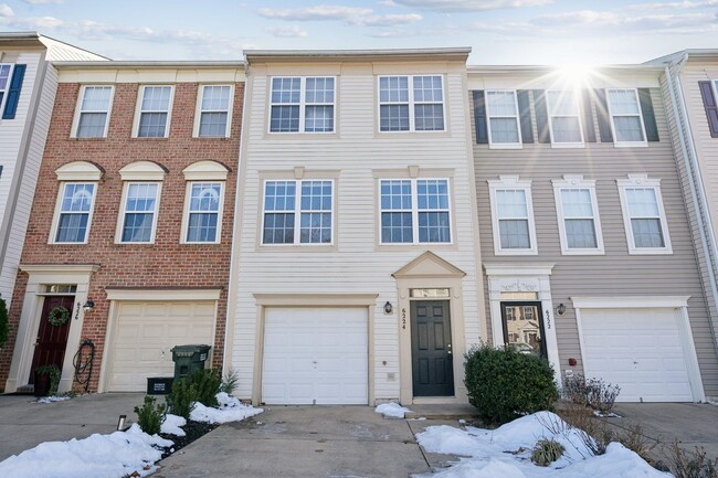 Primary Photo - Stunning 3 bed 2.5 bath townhome near King...