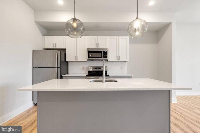 Building Photo - 2440 Kensington Ave