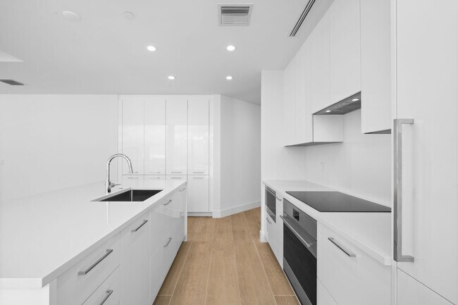 Building Photo - 153 N Seabreeze Blvd