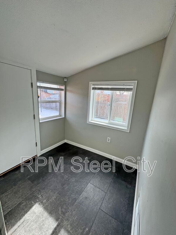 Building Photo - 1626 E Routt Ave