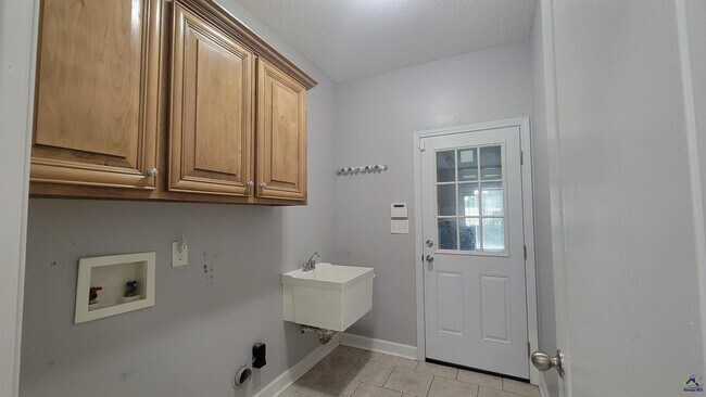 Building Photo - 203 Duke Ln