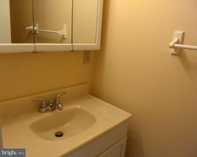 Building Photo - 72 Colonial Dr