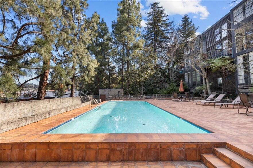 Building Photo - 3880 Fredonia Dr