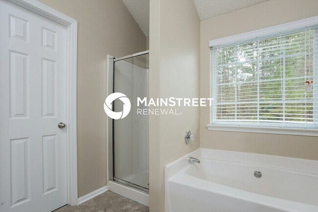 Building Photo - 5 Bedroom Pet-Friendly Home in Fairburn, GA with Main Street Renewal