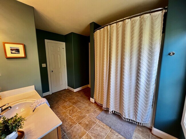 Building Photo - Charming Home Near Town Center VB with Lar...