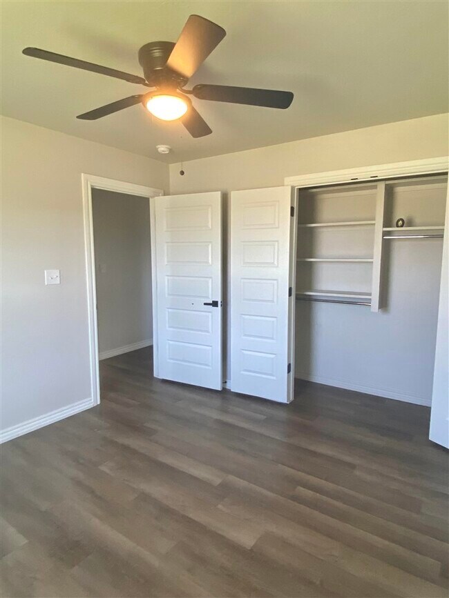 Building Photo - 210 Meadowlark Ln