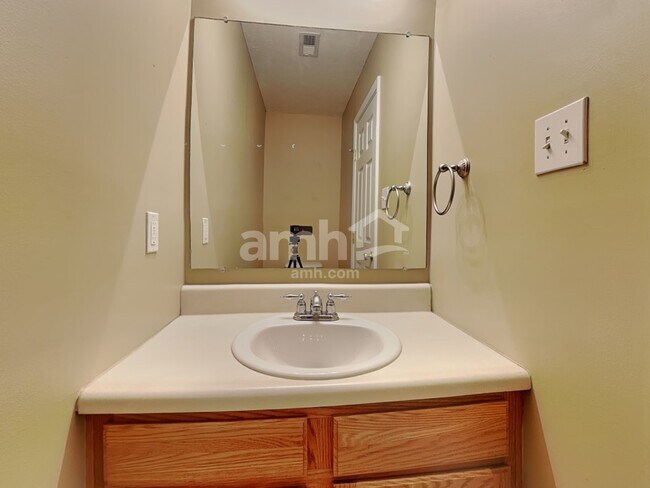 Building Photo - 2233 Cartmill Dr