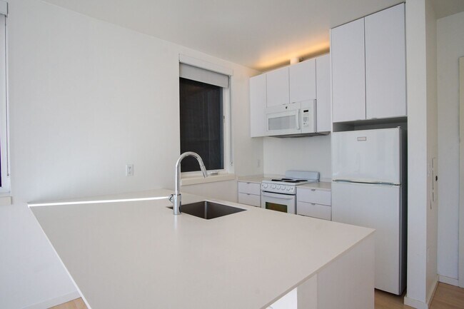 Building Photo - Modern 2nd Floor Studio with D/W & Washer/...